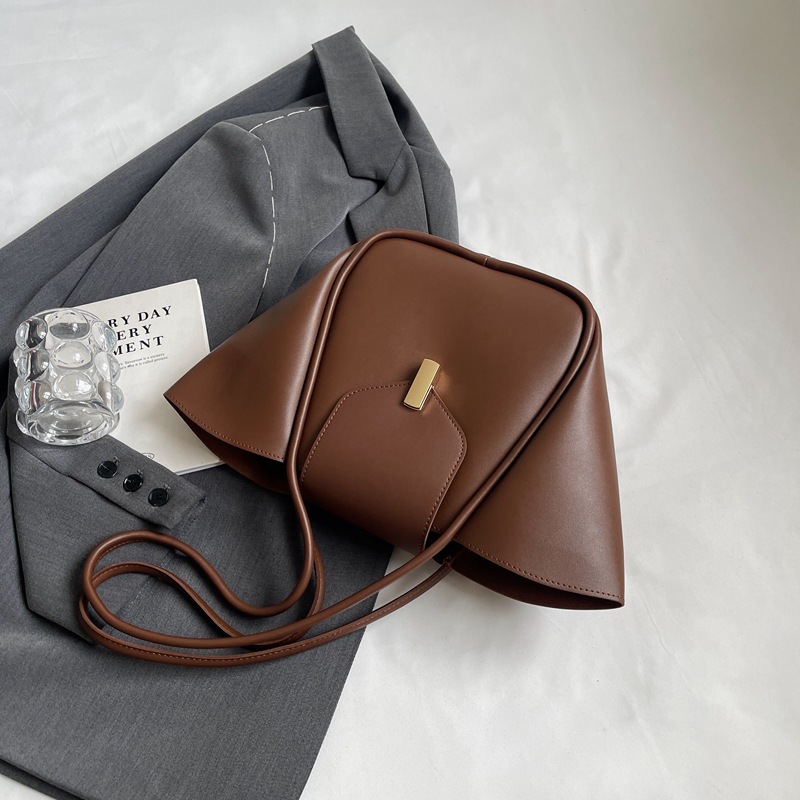 Large-Capacity Simple Versatile Commuter Shoulder Bag — photo 3