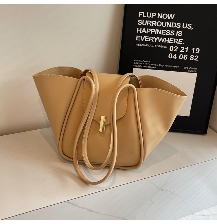 Large-Capacity Simple Versatile Commuter Shoulder Bag — photo 4
