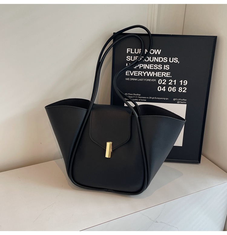 Large-Capacity Simple Versatile Commuter Shoulder Bag — photo 5
