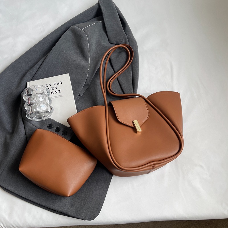 Large-Capacity Simple Versatile Commuter Shoulder Bag — photo 7