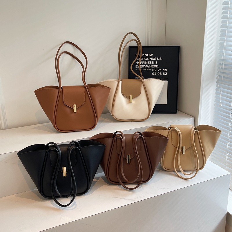 Large-Capacity Simple Versatile Commuter Shoulder Bag — photo 10